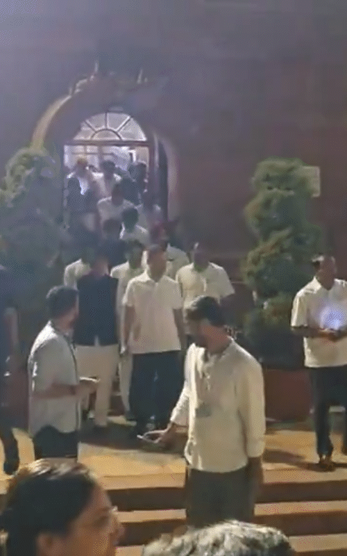 सेंट्रल हॉल में मीटिंग के बाद राहुल समेत सभी विपक्षी सांसद बाहर निकले।