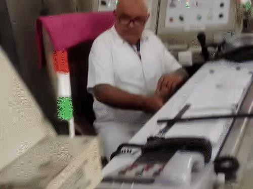स्टेशन सुपरिंटेंडेंट द्वारा ट्रेन मैनेजर को डंडा मारने का वीडियो सोशल मीडिया पर वायरल हो गया। - Dainik Bhaskar