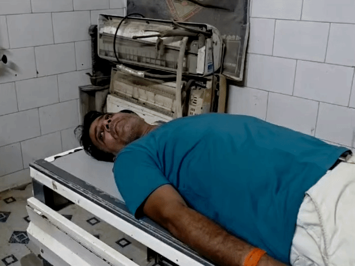 पीड़ित ने पिता-पुत्र पर लगाए आरोप।