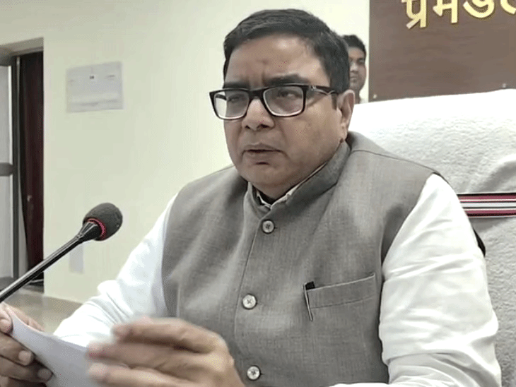 चुनाव को लेकर जानकारी देते हुए निर्वाची पदाधिकारी-सह-प्रमंडलीय आयुक्त हिमांशु कुमार राय।