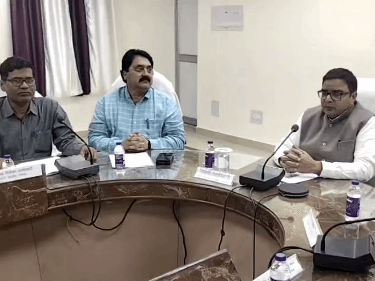 प्रेस कॉन्फ्रेंस में मौजूद अधिकारी।