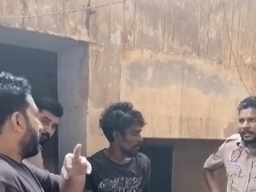 पकड़े गए चोर को लोगों ने पुलिस के हवाले कर दिया।