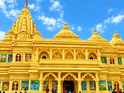 देवघर में पंडाल में मंदिर की वास्तुकला बारीकी से उकेरी जा रही है।