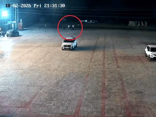 CCTV में युवक को घेरकर पीटते नजर आए आरोपी।