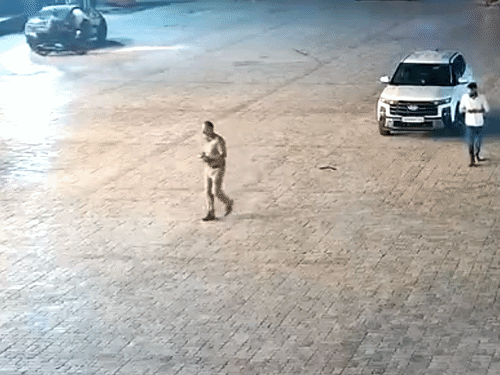 हमले के बाद जान बचाने के लिए हवेली की तरफ जाता पुलिसकर्मी।