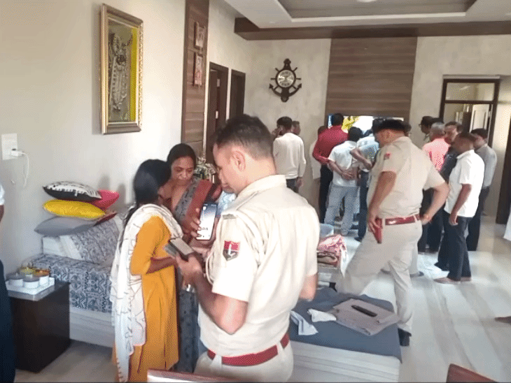 मामले की जानकारी पर कारोबारी के घर पहुंची।