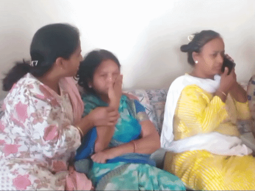 लूट की जानकारी होने पर कारोबारी के परिवार की महिलाएं रोने लगीं।