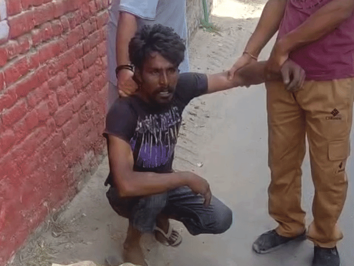 फैक्टरी में चौथी बार चोरी करने पहुंचे चोर को लोगों ने पकड़ लिया।