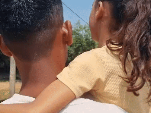 पेरेंट्स का कहना है कि घटना के बाद से बच्ची ठीक से खाना-पीना नहीं कर रही है।