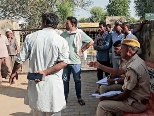 शुक्रवार सुबह पोस्टमॉर्टम के बाद पुलिस ने दोनों शव परिजनों को सौंप दिए।