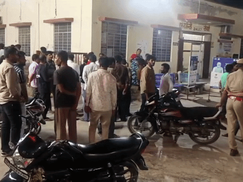 हादसे के बाद दोनों शवों को सरकारी अस्पताल की मॉर्च्युरी में रखवाया गया, जहां सूचना के बाद लोगों की भीड़ जमा हो गई।