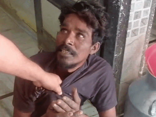 पकड़े गए चोर से पूछताछ करते हुए स्थानीय लोग।