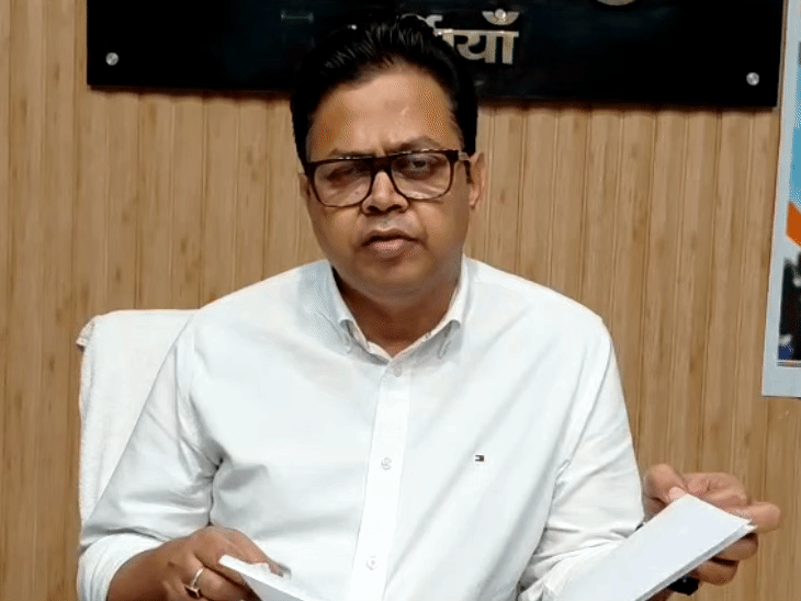 जानकारी देते हुए प्रमंडलीय आयुक्त।