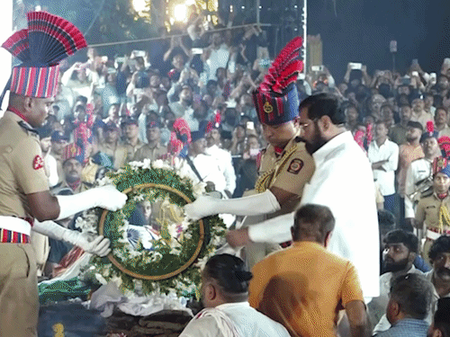 महाराष्ट्र के डिप्टी सीएम एकनाथ शिंदे ने नाना पाटेकर को श्रद्धांजलि दी।
