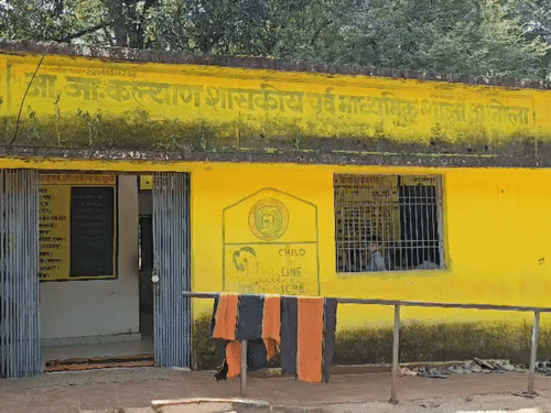 स्कूली बच्चों से झाड़ू लगवाने का मामला आ.जा. कल्याण शासकीय पूर्व माध्यमिक शाला अलोला का है।