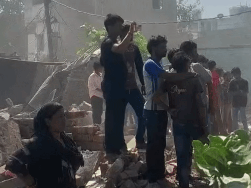 अपने आशियानों को आखिरी बार मोबाइल में कैद करते हुए।