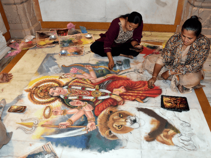 लड़कियों ने पीठ पर बनवाया कैप्टन स्मित मच्छर का टैटू: बंगाल में बनेंगे 65000 से ज्यादा पंडाल; देशभर में दुर्गापूजा-गरबा की तैयारियां, 10 PHOTO सूरत में नवरात्रि उत्सव से पहले उमिया धाम मंदिर में महिलाओं ने देवी दुर्गा की रंगोली बनाई।