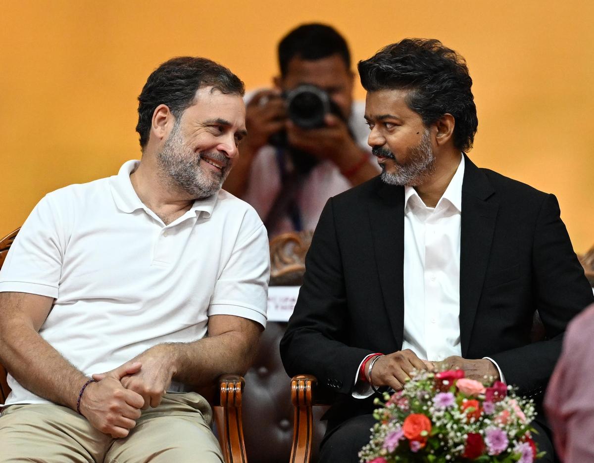 10 मई की यह तस्वीर तमिलनाडु के मुख्यमंत्री विजय के शपथ ग्रहण समारोह के दौरान की है।