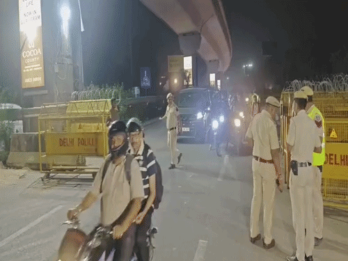 दिल्ली पुलिस द्वारा बॉडरों पर देर रात को बेरिकेडिंग कर दी।