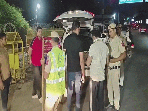 गुरुग्राम से दिल्ली जाने वाले सभी प्रमुख रास्तों पर पुलिस गहन जांच और पूछताछ कर रही है।