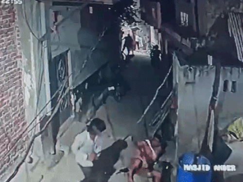 बाउंसर को लोहे की रॉड से पीटता युवक। - Dainik Bhaskar