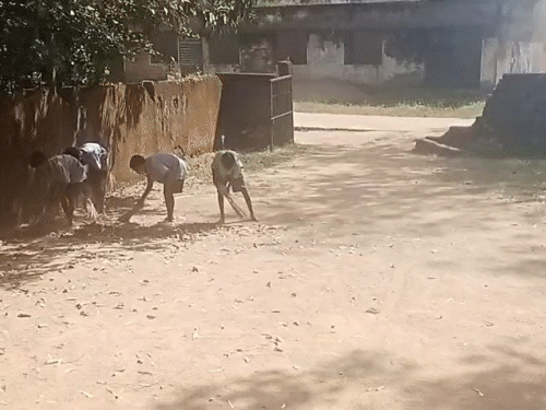 स्कूल कैंपस में बच्चे झाड़ू लगाते नजर आए।