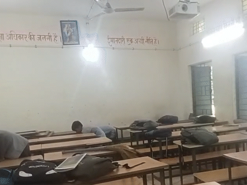 पढ़ाई छोड़कर बच्चे क्लास रूम की सफाई कर रहे।