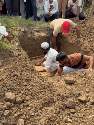 गुरुवार सुबह कब्र खोदकर तालिब का कंकाल बाहर निकाला गया।