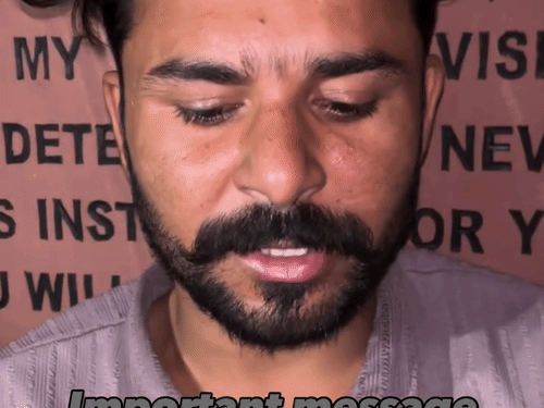 आधी रात को प्रतिनिधि मंडल के कुलपति से मिलने जाने की जानकारी देते यासिर।