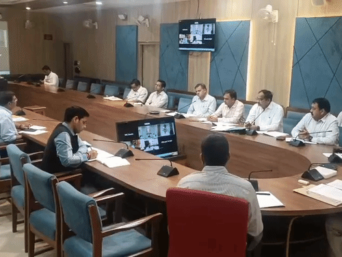 कमिश्नर ने आवारा कुत्तों की समस्या को लेकर अधिकारियों के साथ बैठक की।