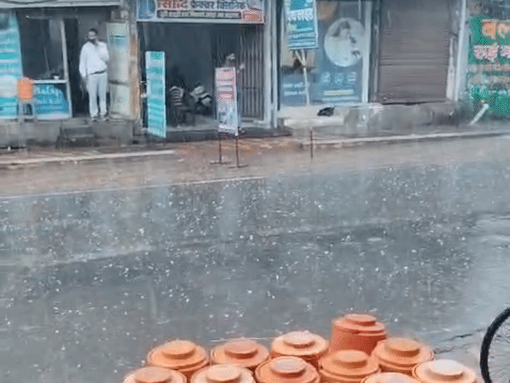 यूपी के मेरठ में शुक्रवार को ओले गिरे।