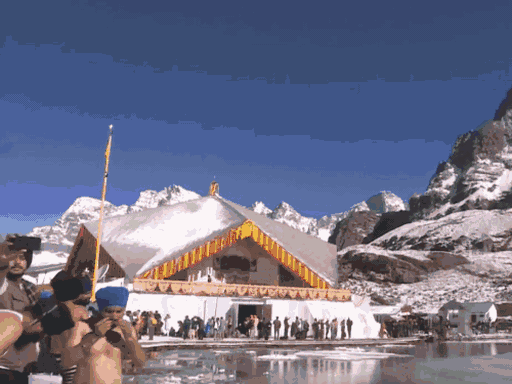 ये तस्वीर इसी साल कीहै जब कपाट खुलने पर यहां पर भक्तों की भारी भीड़ पहुंची थी।