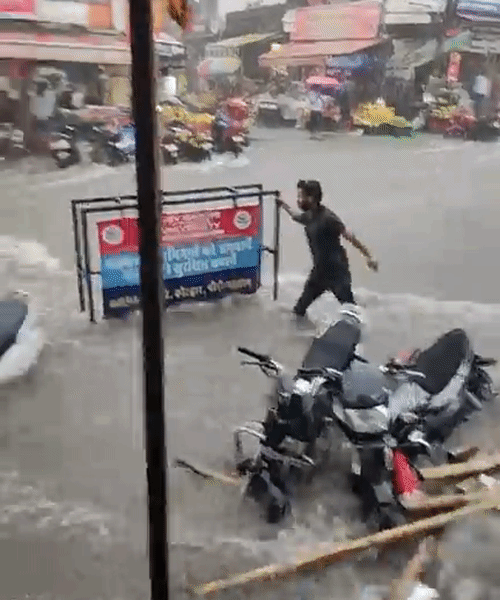 उत्तराखंड के कोटद्वार में बैरिकेडिंग और सड़क किनारे खड़ी गाड़ियां बहने लगीं।