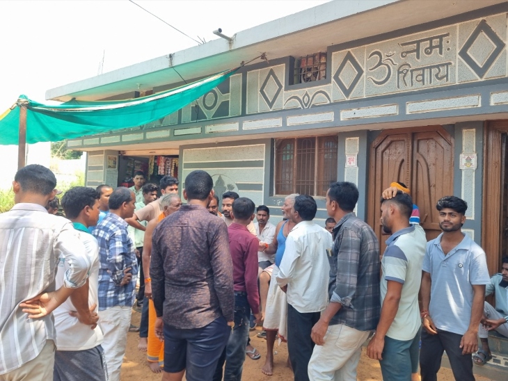 घटना के बाद ग्रामीणों में नाराजगी है।