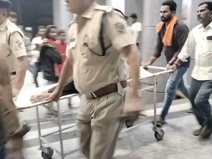 ट्रेन को चेन पुलिंंग कर रोका गया। स्ट्रेचर से एंबुलेंस तक लाया गया।
