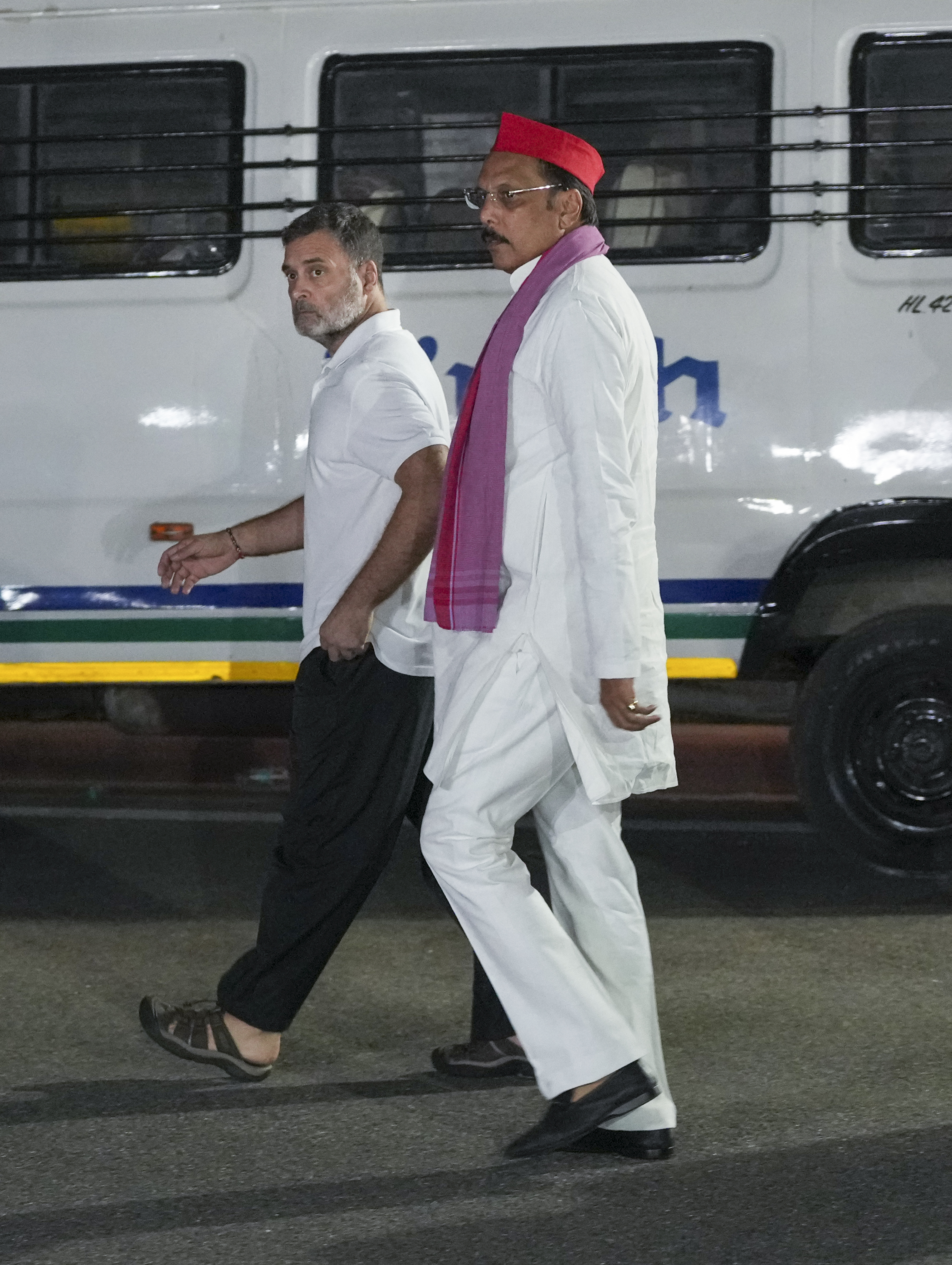 राहुल के साथ 10 सांसदों का डेलीगेशन पैदल ही राष्ट्रपति भवन के लिए निकला।