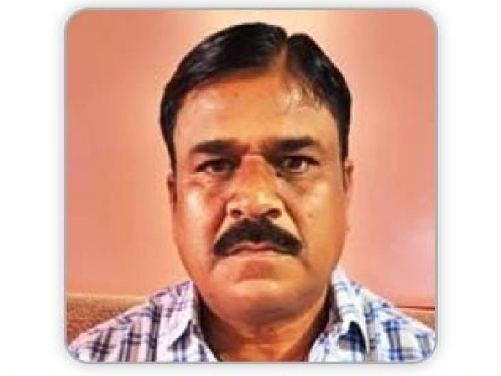 सचिव पृष्पराज सिंह जिस पर सरपंच ने आरोप लगाए।