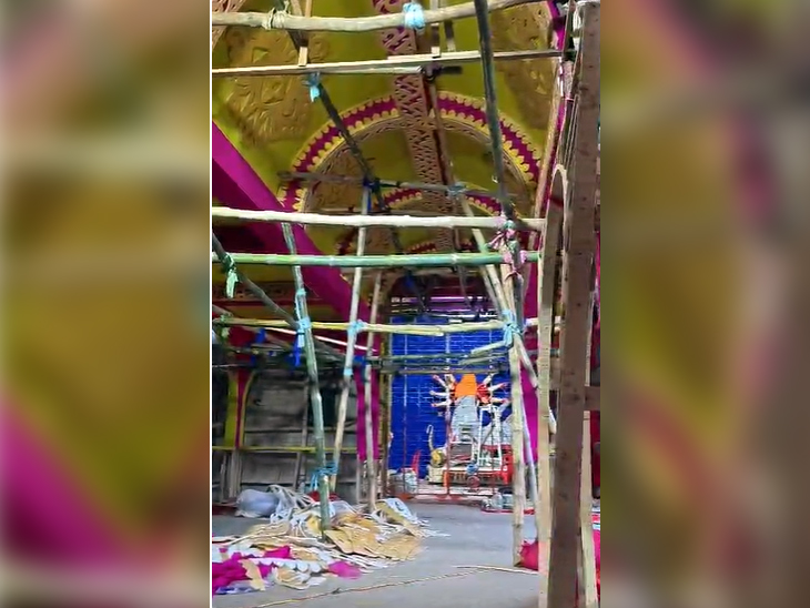 पूरे गांव में केवल एक ही स्थान पर मां दुर्गा की पूजा आयोजित होती है। मेला भी लगता है।पूरा गांव इस एक मंडप के नीचे एक