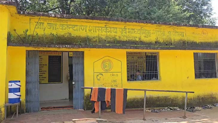 अलोला का सरकारी स्कूल जहां बच्चों के झाडू करने का वीडियो वायरल हुआ
