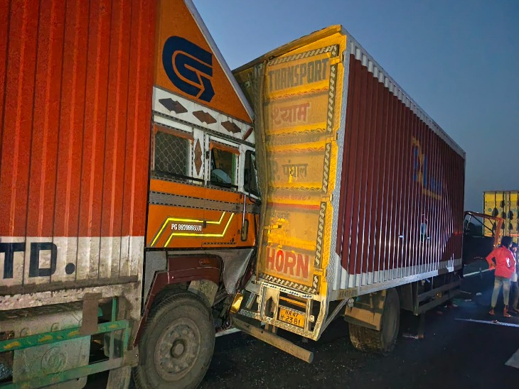 खड़े ट्रक में पहले ट्रक ने टक्कर मारी, पीछे से एक और ट्रक उससे टकरा गया।