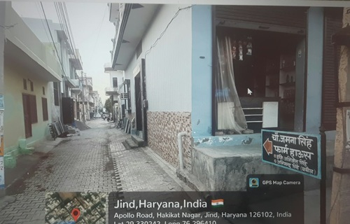 गली में लगा फार्म हाउस का सूचना बोर्ड।