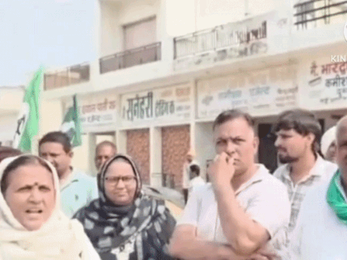 फोटो खींचवाने को लेकर नेताओं के बीच आपस में कहासुनी होती हुई। - Dainik Bhaskar
