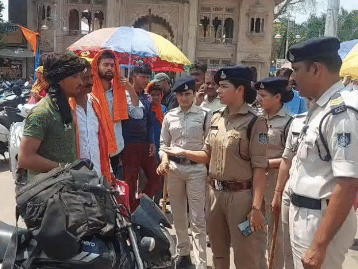 घटना के बाद महाराज बाड़ा पर छानबीन करती पुलिस