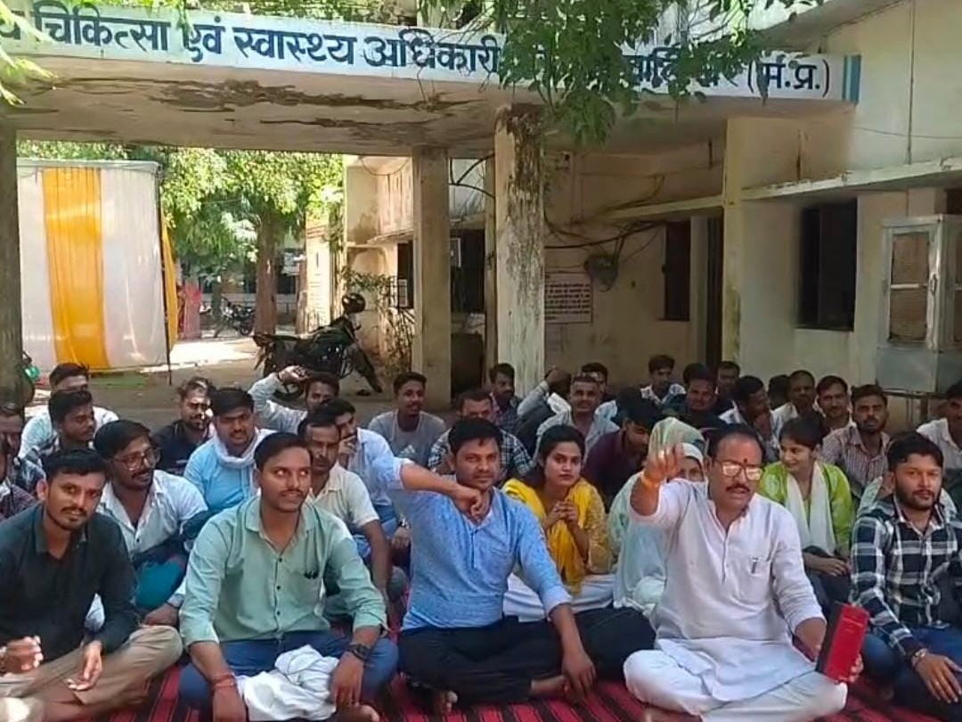 6 महीने से वेतन नहीं मिला धरने पर बैठे; बोले-किराना दुकानदार ने बंद किया राशन|ग्वालियर,Gwalior - Dainik Bhaskar