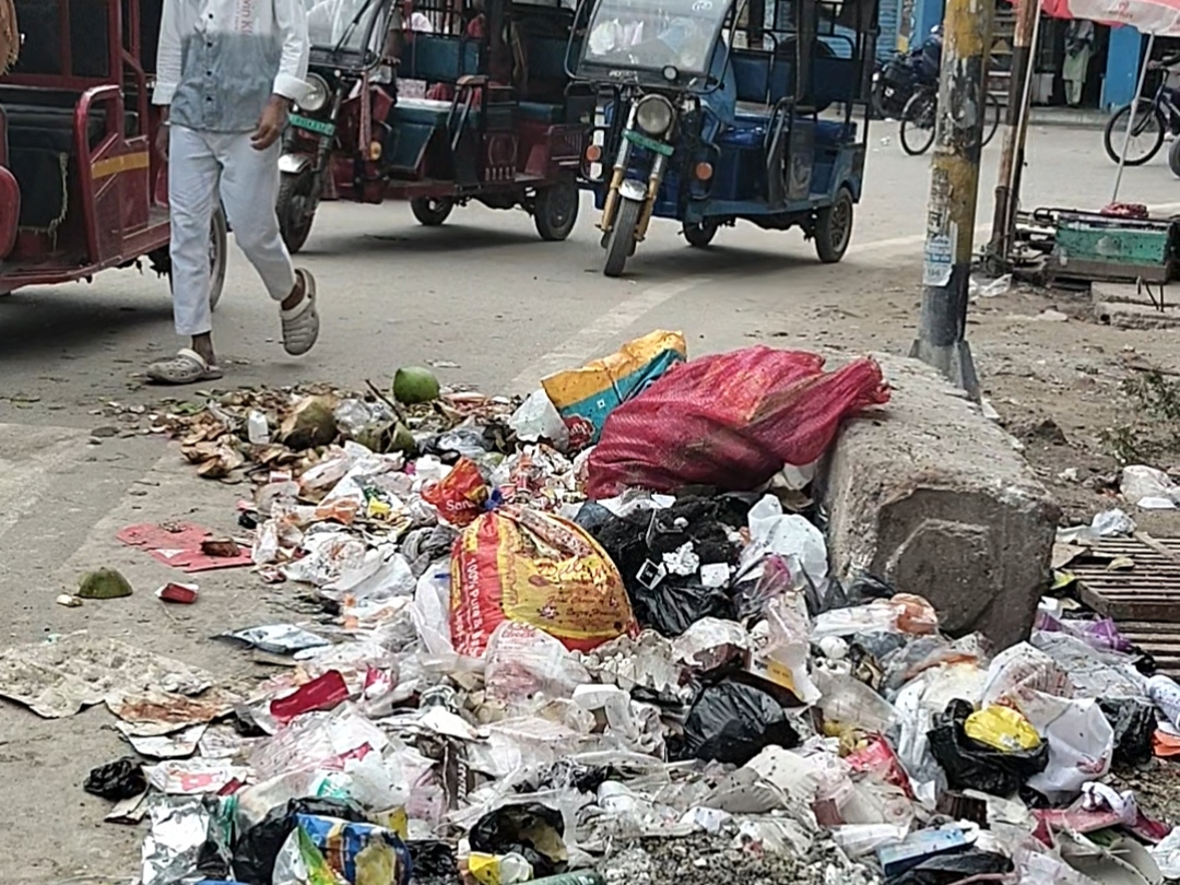 4 घँटे में हट रहा कचरा