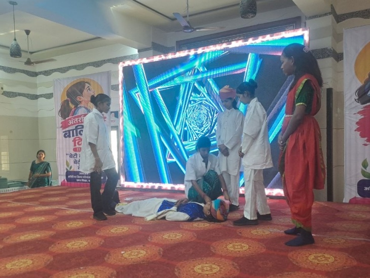 पाली के रोटरी क्लब में आयोजित कार्यक्रम में नुक्कड़ नाटक के जरिए महिला डॉक्टर मरीज का इलाज करते हुए का मंचन करते हुए स्टूडेंट।