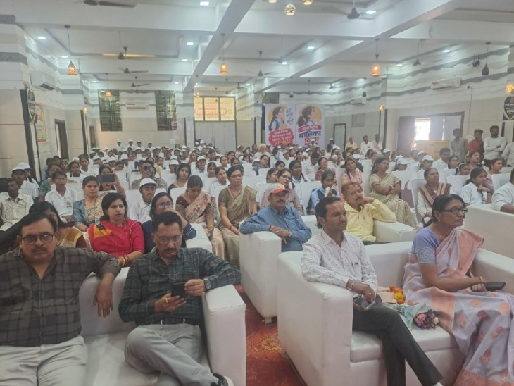 पाली के रोटरी क्लब में आयोजित कार्यक्रम में मौजूद टीचर और शहरवासी।