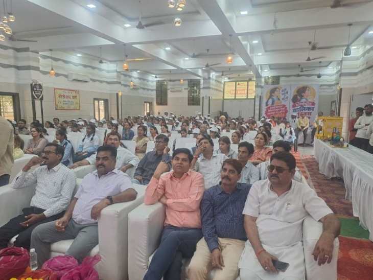 पाली के रोटरी क्लब में आयोजित कार्यक्रम में मौजूद टीचर और शहरवासी।