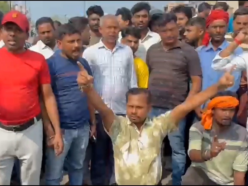 सड़क जाम करते लोग।