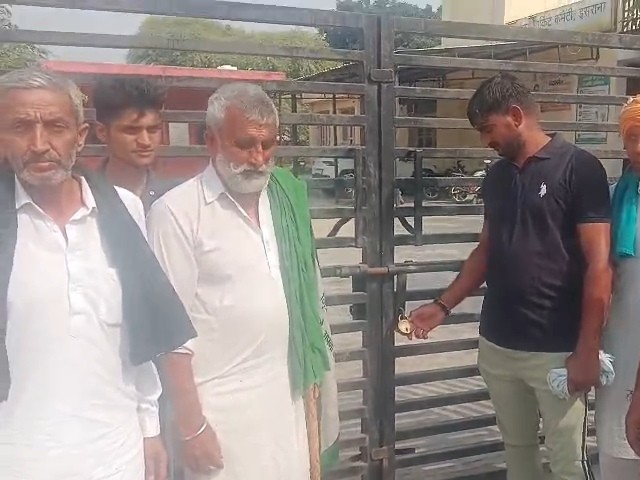 इसराना मार्केट कमेटी कार्यालय पर ताला लगाते किसान। - Dainik Bhaskar